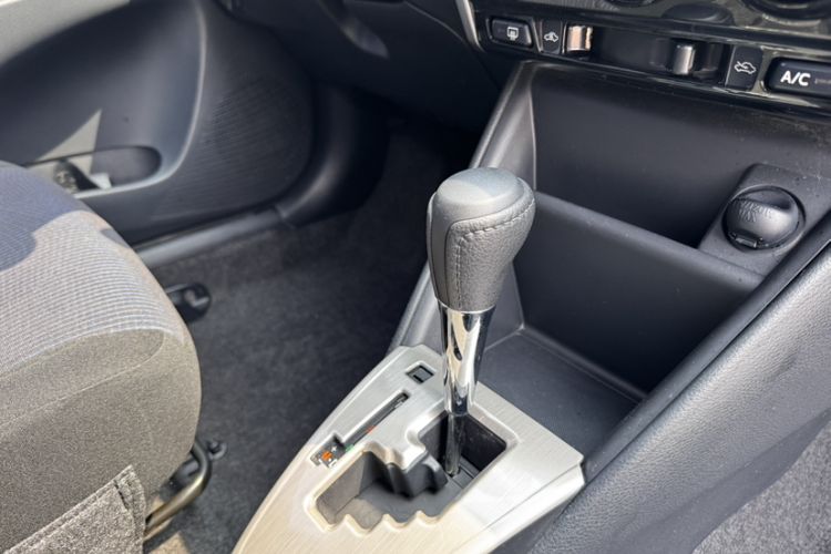 Used Toyota YARiS L Zhi Xuan 2016 Revised 1.5E CVT Charming Edition Gear Lever