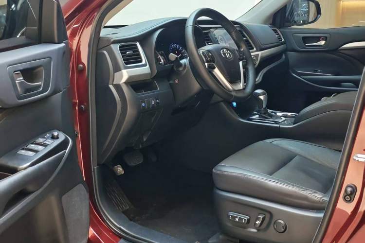 Used Toyota Highlander 2018 2.0T Two-Wheel-Drive Luxury Edition 7 Seats Emission Standard China V
