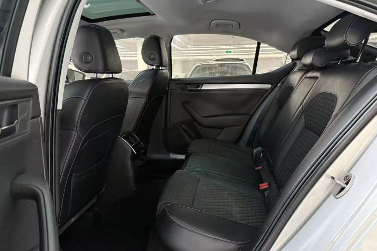 Used Skoda Superb 2016 TSI330 DSG Innovation Edition Interior 4