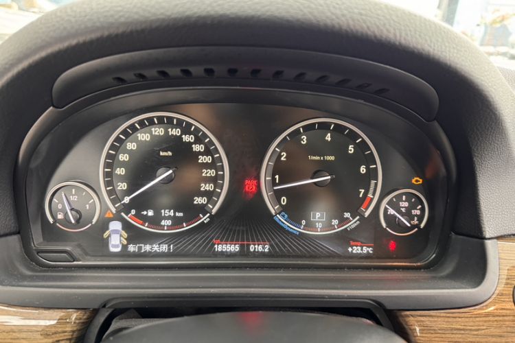 Used BMW 5 Series 2014 535Li Leading Model Odometer Close Up