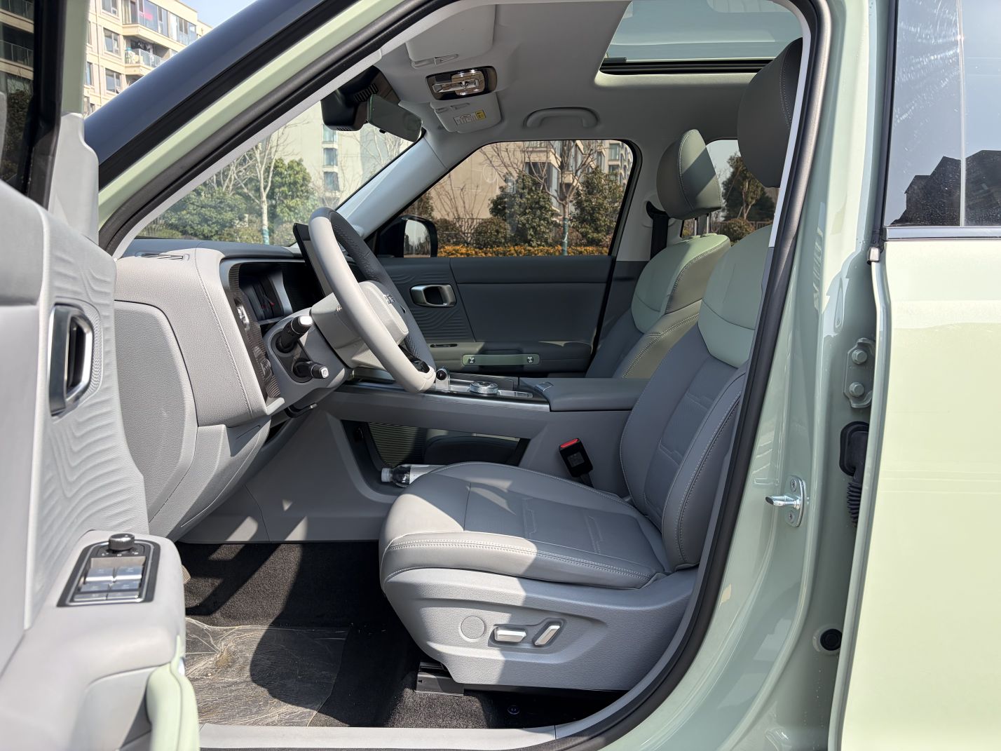 Переднее сиденье в автомобиле