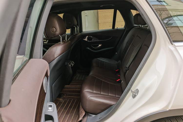 Used Mercedes-Benz GLC 2016 GLC 260 4MATIC Luxury Model Interior 3