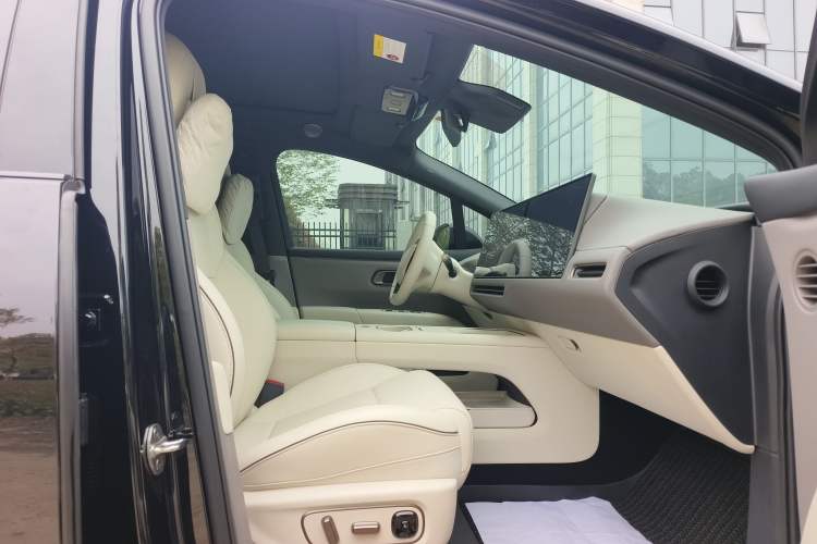 Used Li Auto i6 2025 Model Four-Wheel-Drive Standard Type Right Front Seat