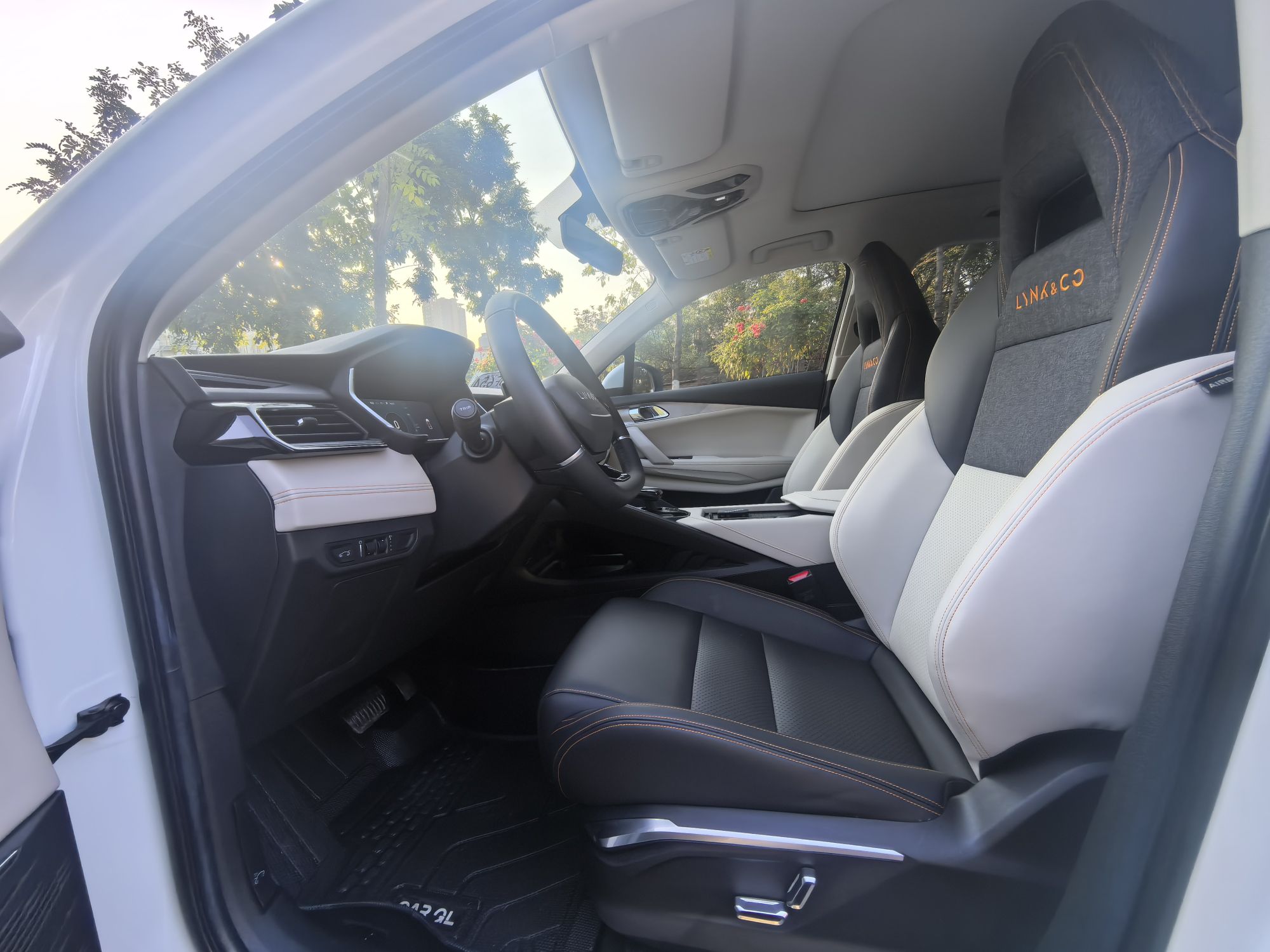 المقاعد الأمامية داخل السيارة