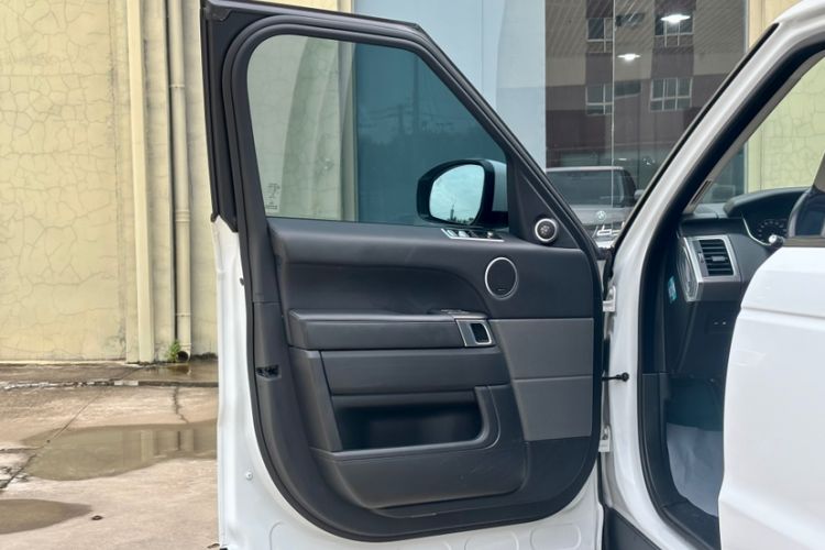 Used Land Rover Range SportNew Energy 2020 P400e SE Interior 9