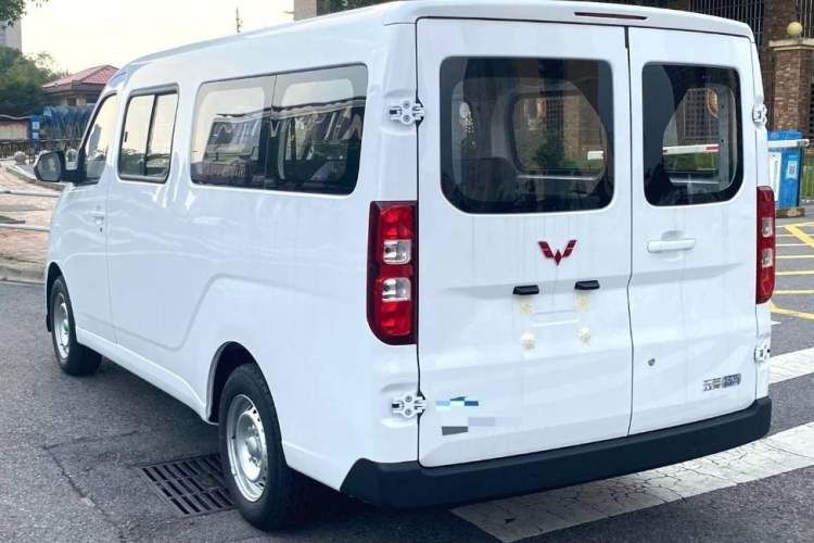 Used Wuling Yangguang 2024 300KM Comfort Version Passenger Van 75kW