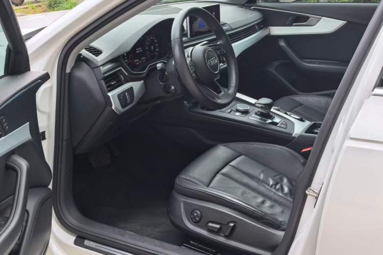 Used Audi A4L 2019 40 TFSI Fashion Edition China VI Emission Standard Interior 2