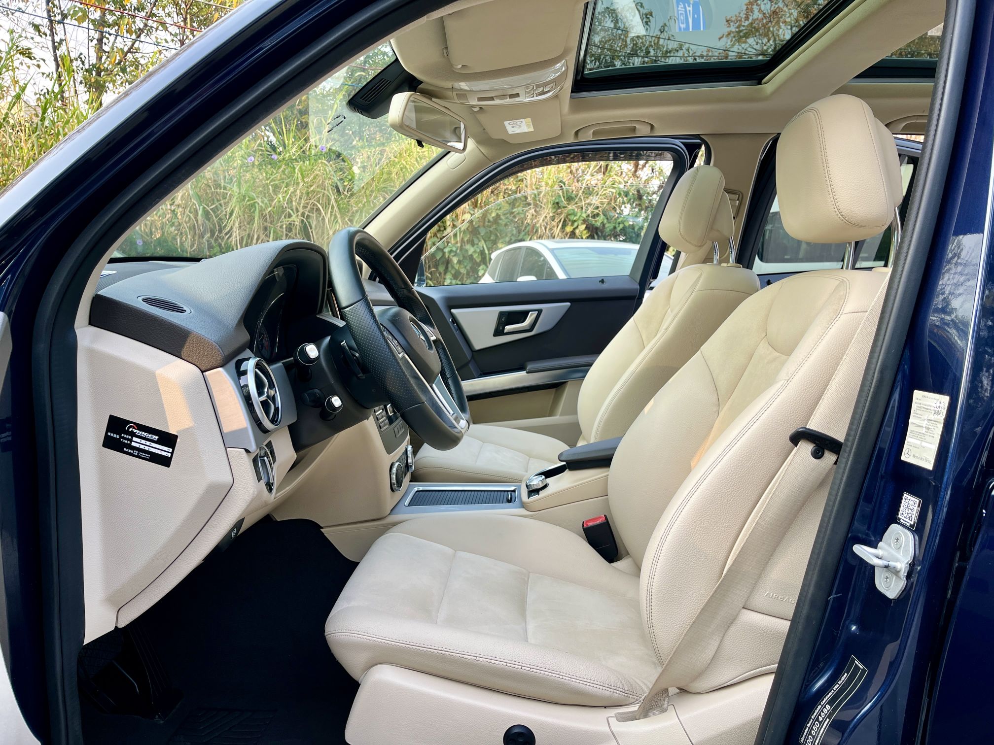 المقاعد الأمامية داخل السيارة