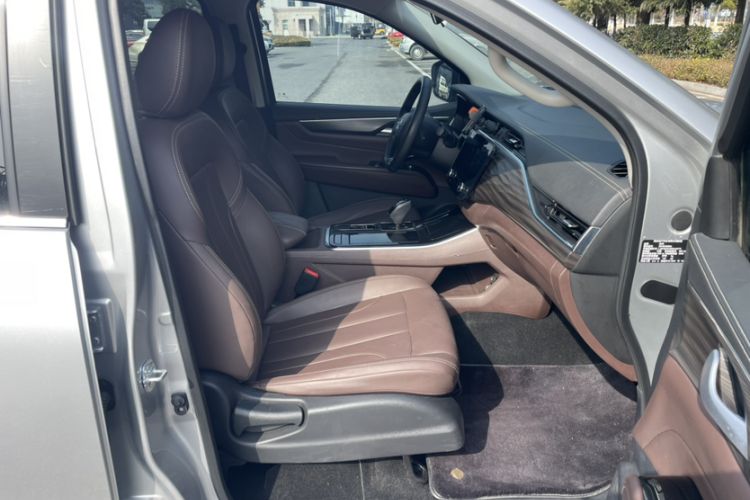 Used Dongfeng Ruichi 7 2022 2.3T Automatic Two-Wheel Drive Diesel Standard Version with Long Cargo Bed and Flat-Floor Design M9T