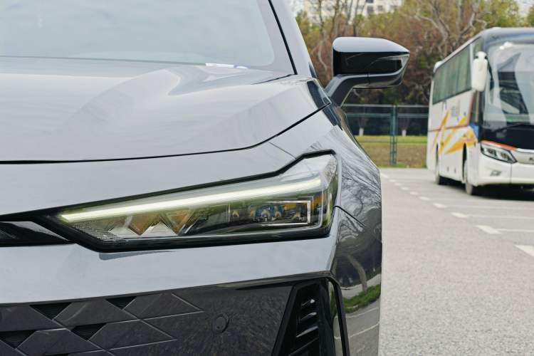 Used CHANGAN UNI-V 2025 1.5T 500Bar Prestige Version
