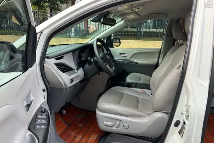 Used Toyota Sienna 2019 3.5L Two-Wheel Drive LE Trim 7 Seats U.S. Specification
