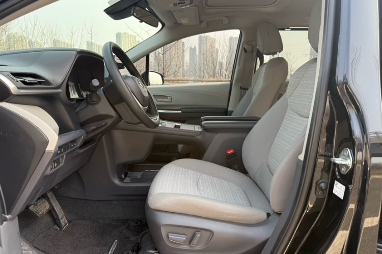 Used Toyota Sienna 2023 2.5L Hybrid Comfort Edition