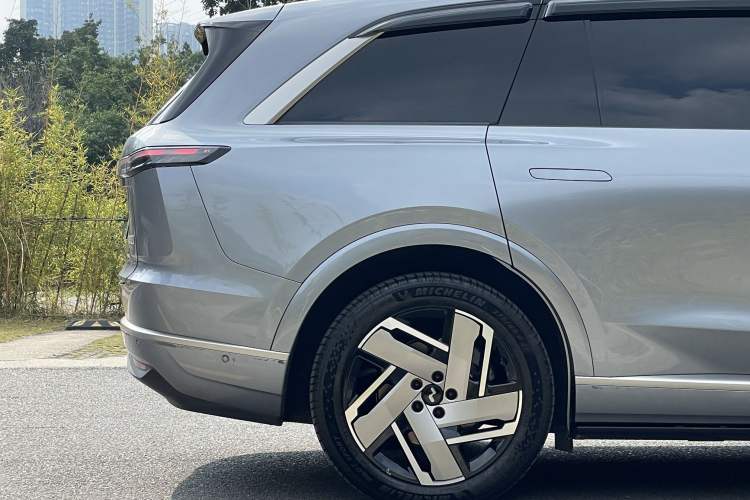 Used ONVO Luxeed L90 2025 Model—Ultra Six-Seater Version
