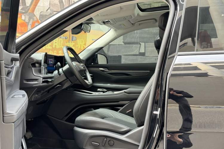 Used Ford Edge 2025 Ford Explorer L 2.0T EcoBoost E-Hybrid Two-Wheel Drive 7-Seater Luxury Model