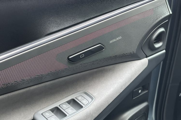 Used Lynk & Co 08 EM-P 2025 220 km All-Wheel-Drive Performance Halo Interior 6