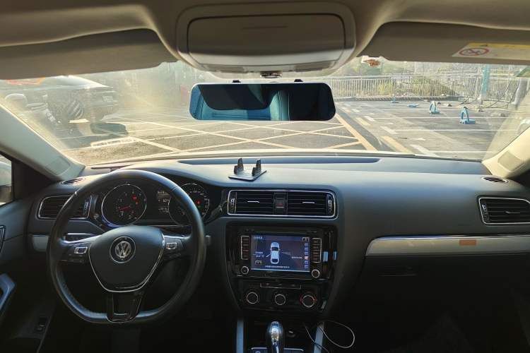 Used Volkswagen Sagitar 2017 230TSI Automatic Comfort Version
