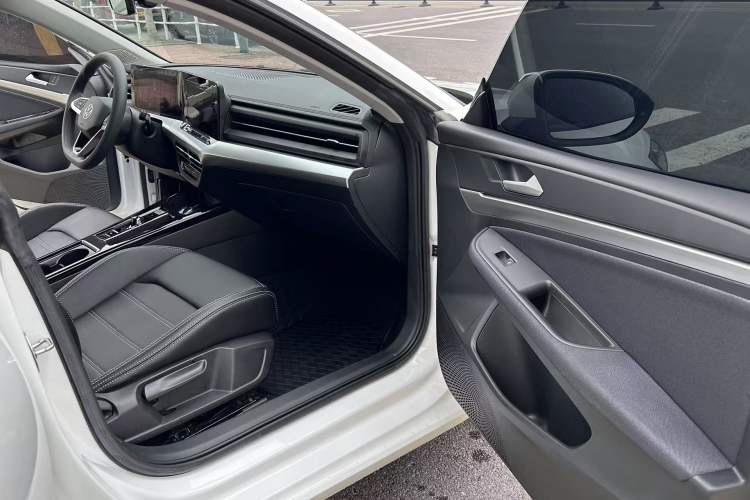 Used Volkswagen Lamando 2024 Lingdu L 200TSI DSG Trendy & Spicy Edition Right Front Seat