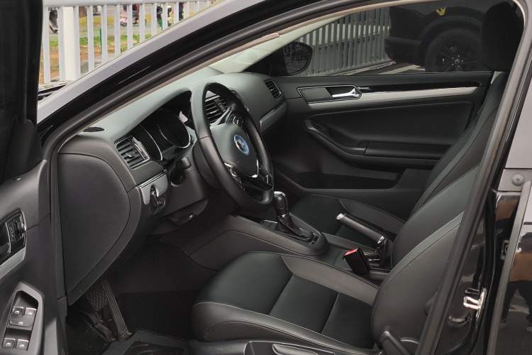 Used Volkswagen Sagitar 2018 1.6L Automatic Comfort Model Interior 1