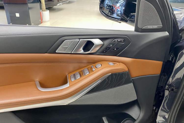 Used BMW X7 2021 xDrive40i Luxury Package with Premium Features
