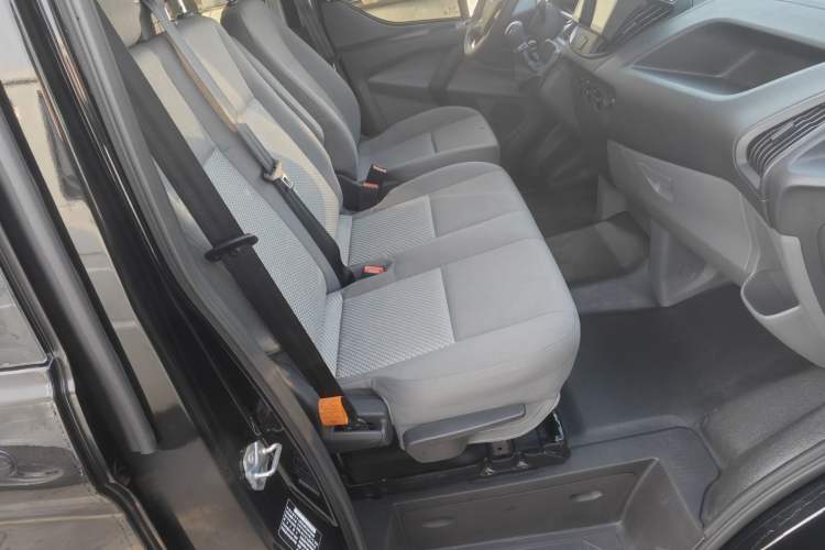 Used Ford Transit 2020 2.0T Diesel Multi-Function Commercial Vehicle Mid-Chassis Low-Roof Design with Dual Rear Doors Meeting China VI Emission Standards
