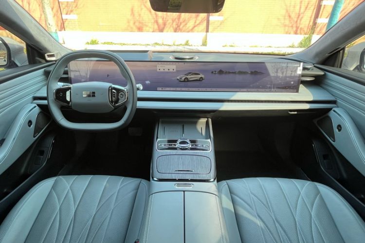 Used Geely Galaxy E8 2025 700 km Long-Range Intelligent Driving Version Interior 10