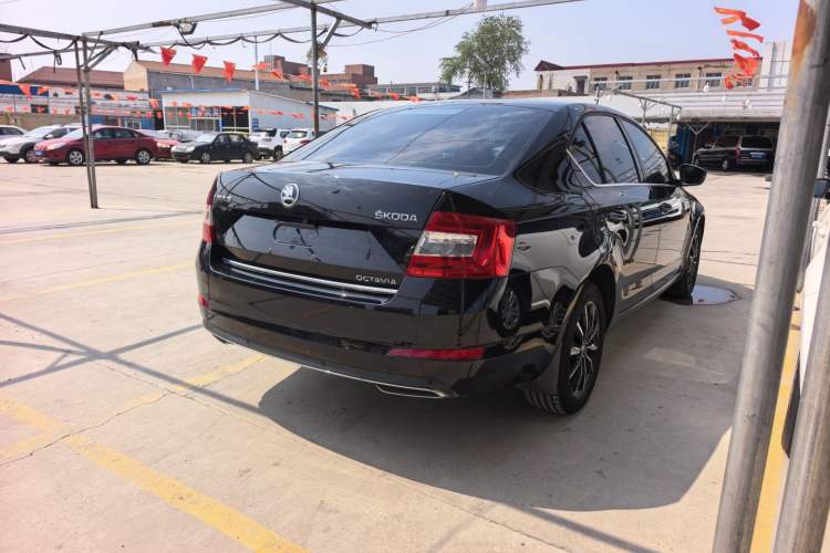 Used Skoda Octavia 2016 1.6L Manual Smart Drive Version Exterior 5