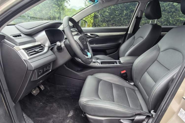 Used Geely Auto Emgrand 2019 Leading Edition 1.5L CVT Upward-Connected Model China VI Standard Interior 1