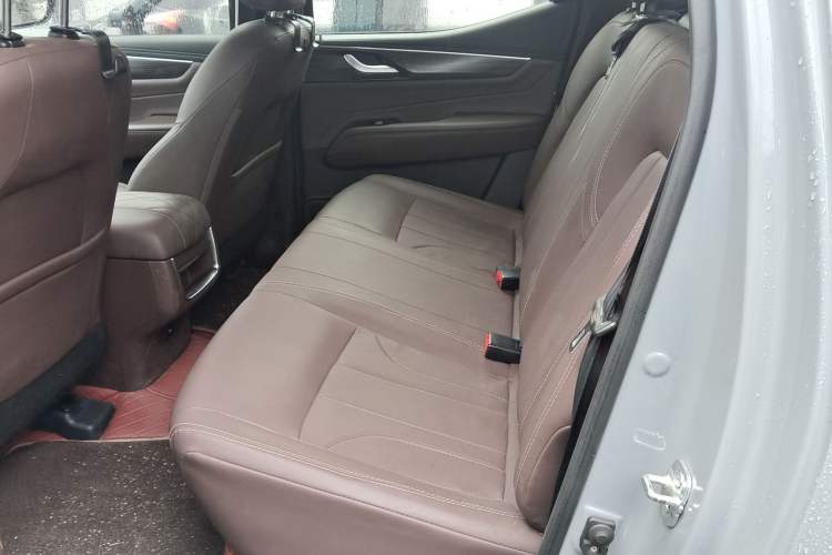 Used Dongfeng Ruichi 7 2022 2.3T Automatic All-Wheel Drive Diesel Standard Version with Long Cargo Bed and Flat-Floor M9T