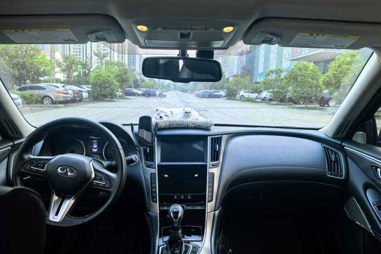 Used Infiniti Q50L 2018 2.0T Enjoyment Version China VI Standard Center Console