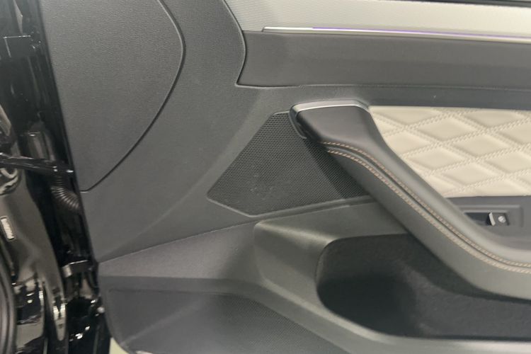 Used Volkswagen Magotan 2023 2 Million Units Commemorative Edition 330TSI DSG Luxury Version Audio And AC Panel