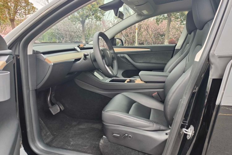 Used Tesla Model Y 2023 Long-Range All-Wheel-Drive Version