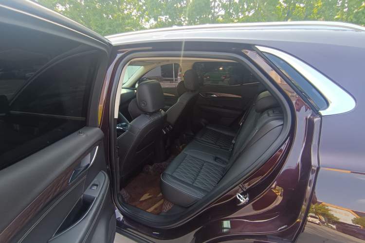 Used Buick Envision 2020 Encore S 652T All-Wheel-Drive Avenir Interior 4