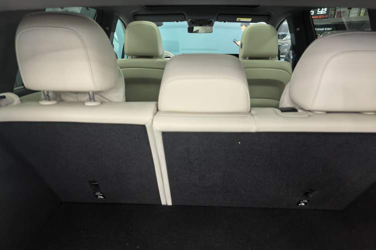 Used Li Auto i6 2025 Model Two-Wheel-Drive Standard Type
