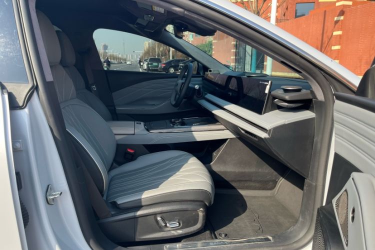 Used Geely Galaxy E8 2025 700 km Long-Range Intelligent Driving Version Right Front Seat