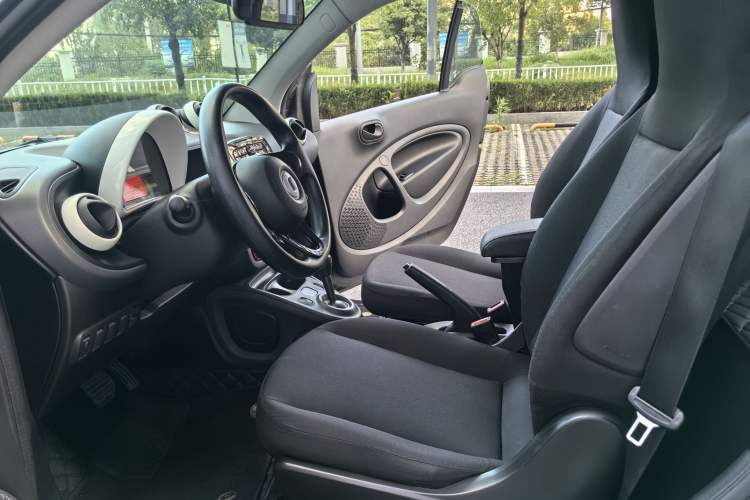 Used smart fortwo 2015 1.0L 52 kW hardtop Dynamic version