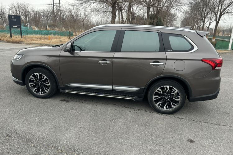 Used Mitsubishi Outlander 2019 2.4L 4x4 Zhi Xiang Edition 7 Seats China V Emission Standard