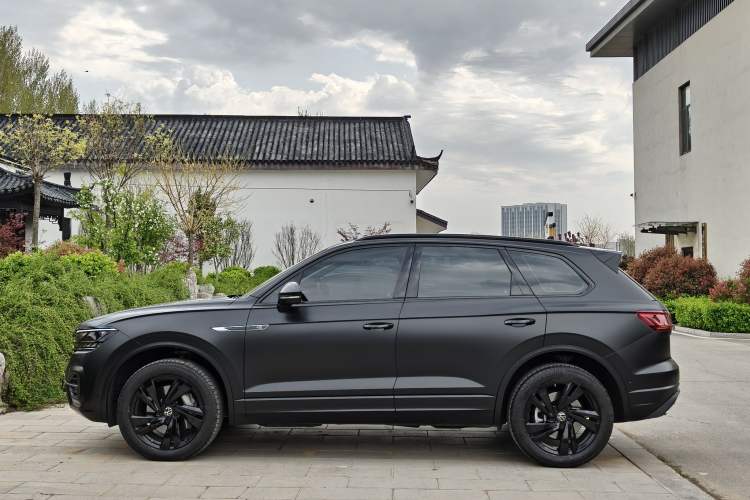 Used Volkswagen Touareg 2023 3.0 TSI Luxury Edition Obsidian Black Sport Package Exterior 6