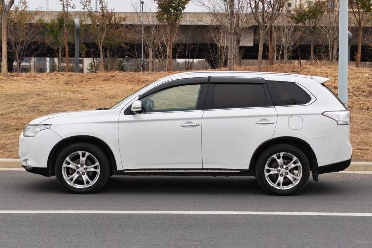 Used Mitsubishi Outlander 2014 2.4L 4x4 Deluxe Value Edition 7 Seats
