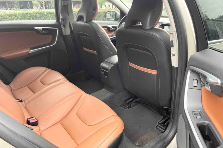 Used Volvo S60 2015 S60L 2.0T Zhiyuan Edition
