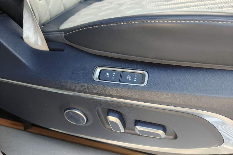 Used SAIC MAXUS G90 2023 2.0T Xingyun 7-Seater Version
