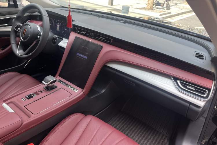 Used Hongqi H5 2025 2.0T Automatic Flag Edition – 500 000 Units Commemorative Version Interior 9