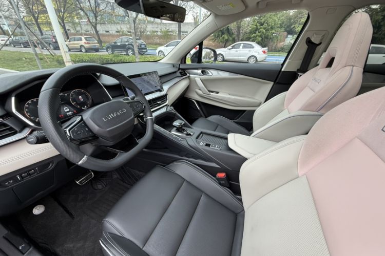 Used Lynk & Co 06 2021 1.5T Shero Pink Special Edition Interior 6