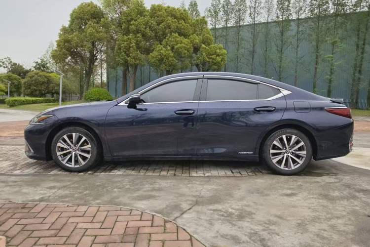 Used Lexus ES 2018 300h Premier Edition China VI Standard