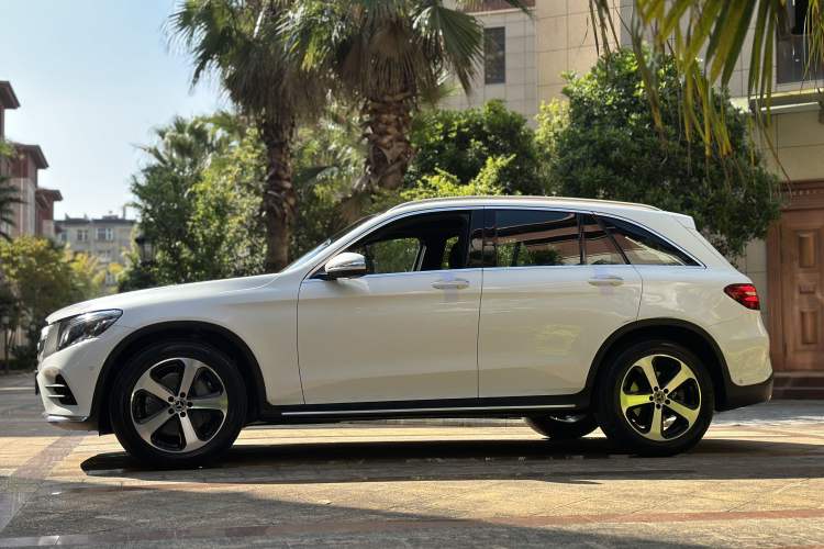 Used Mercedes-Benz GLC 2018 Facelift GLC 260 4MATIC Luxury Edition Exterior 3