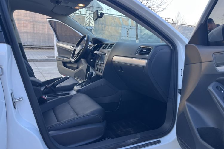 Used Volkswagen Sagitar 2015 1.6L Automatic Fashion Model
