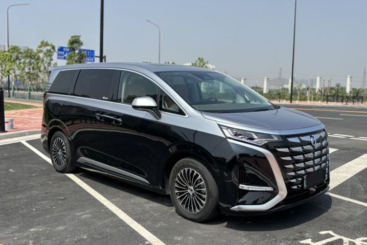 Used Denza D9 2022 DM-i 1040 Prestige Model
