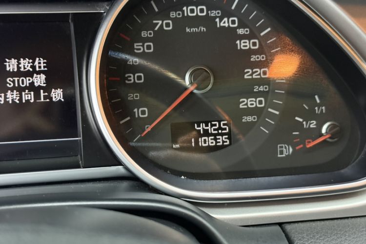 Used Audi Q7 2014 35 TFSI Off-road Model Odometer Close Up