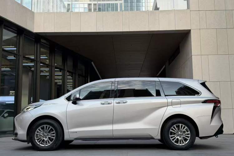 Used Toyota Sienna 2021 2.5L Hybrid Premium Edition
