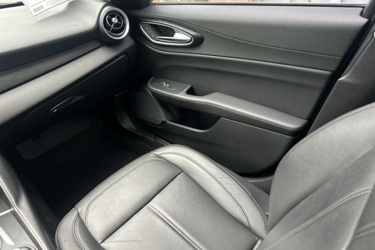 Used Alfa Romeo Giulia 2017 2.0T 280HP Luxury Edition
