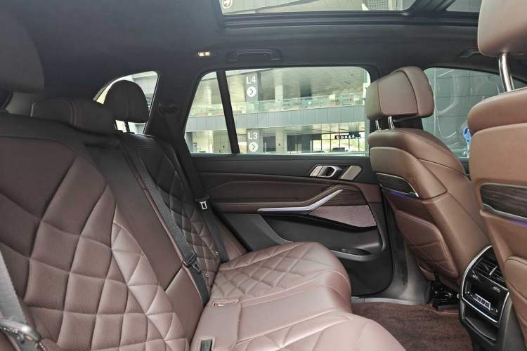 Used BMW X5 2022 Restyled xDrive 40Li Luxury Edition M Sport Package Interior 1